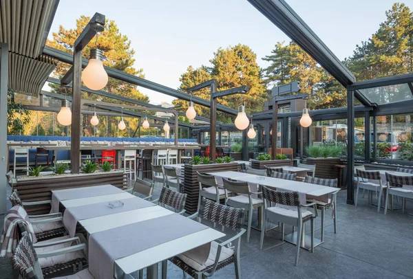 Restaurant avec grand jardin ouvert intérieur — Photo