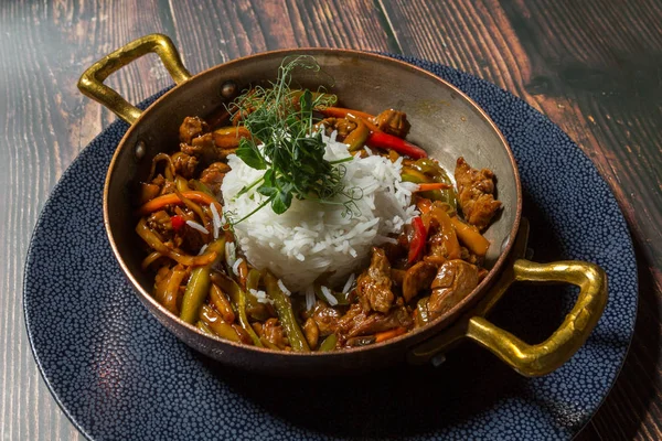 Långsamt kokt nötkött med risotto — Stockfoto