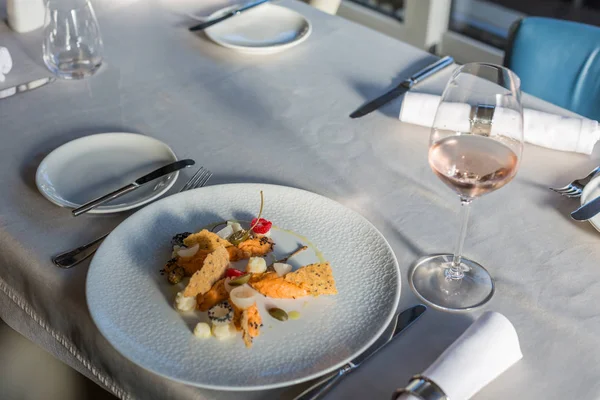 Comida servida en una mesa de restaurante — Foto de Stock