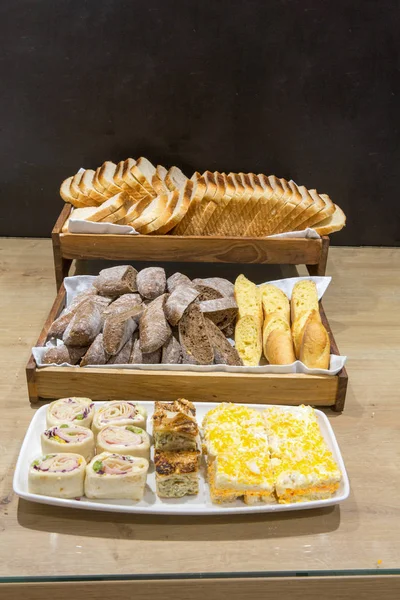 호텔 뷔페 테이블에 다양한 종류의 빵 — 스톡 사진