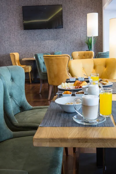 Frukost serveras i hotellets kafé restaurang — Stockfoto