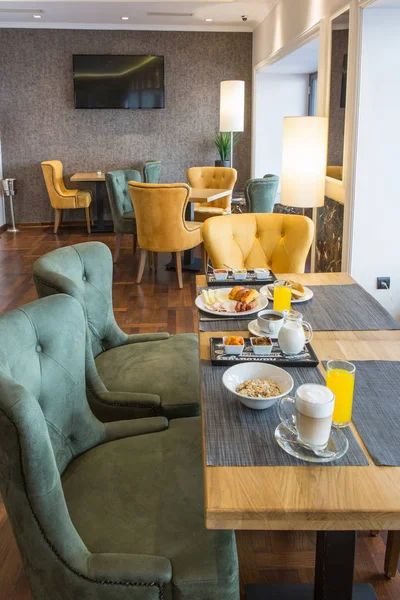 Frukost serveras i hotellets kafé restaurang — Stockfoto