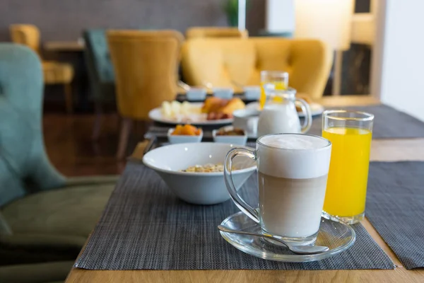 Ontbijt geserveerd in Hotel Café Restaurant — Stockfoto