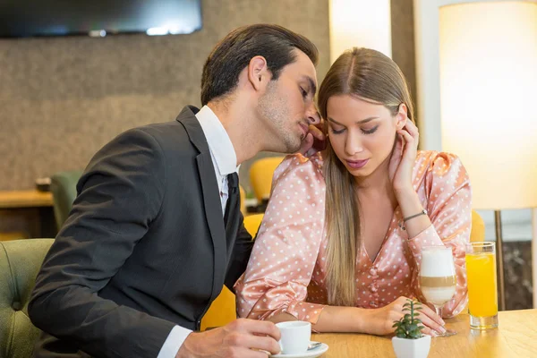 Aantrekkelijk koppel flirten in cafe — Stockfoto