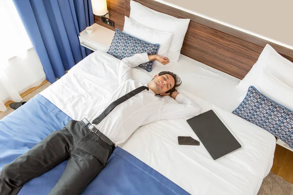 Sucesso, boas notícias, homem de negócios celebrando em um quarto de hotel — Fotografia de Stock