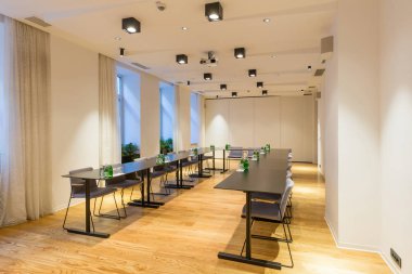 Oteldeki bir konferans odasının içinde.