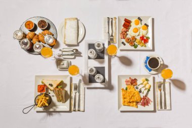 Restoranın üst katında nefis bir kahvaltı.