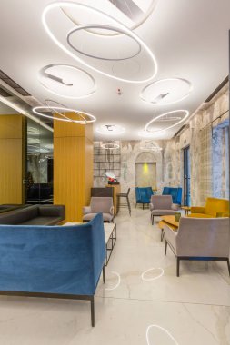 Modern bir otel odasının içi.