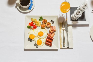 Restoranda jambonlu yumurta kahvaltısı. 