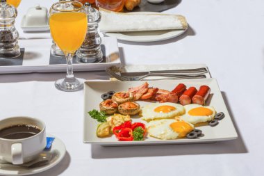 Restoranda jambonlu yumurta kahvaltısı. 