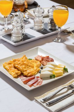 Restoranda jambonlu yumurta kahvaltısı. 