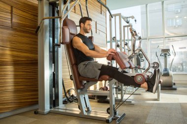 Yakışıklıymış. İniş makinesinde egzersiz yapıyormuş.