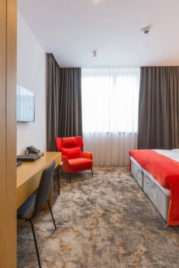 Çift kişilik bir otel odası.