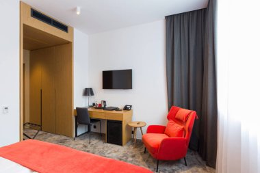 Çift kişilik bir otel odası.