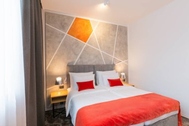 Çift kişilik bir otel odası.