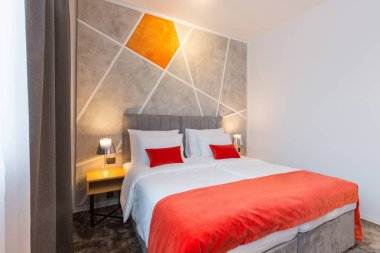 Çift kişilik bir otel odası.