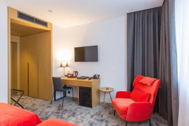 Çift kişilik bir otel odası.