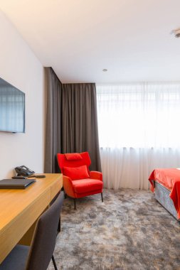 Çift kişilik bir otel odası.