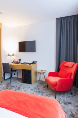 Çift kişilik bir otel odası.