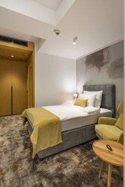 Çift kişilik bir otel odası.