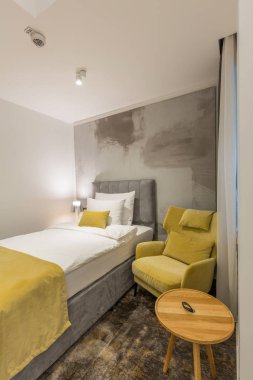 Çift kişilik bir otel odası.