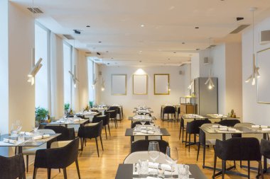 Yeni bir otel restoranının içinde.