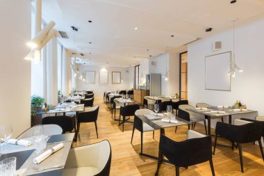 Yeni bir otel restoranının içinde.