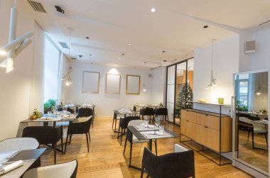 Yeni bir otel restoranının içinde.