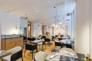 Yeni bir otel restoranının içinde.