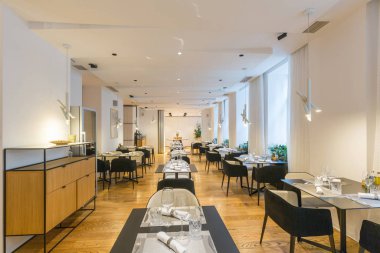 Yeni bir otel restoranının içinde.