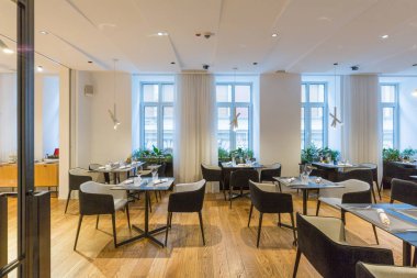 Yeni bir otel restoranının içinde.