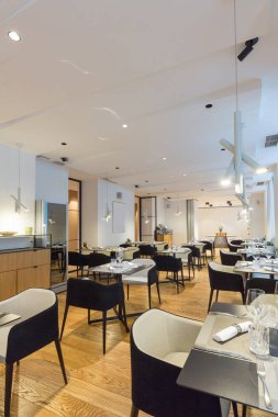 Yeni bir otel restoranının içinde.