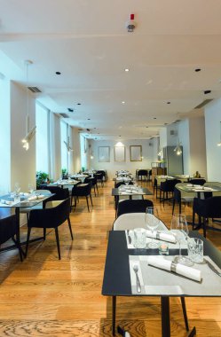 Yeni bir otel restoranının içinde.