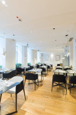 Yeni bir otel restoranının içinde.