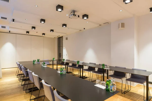 Interior de una sala de conferencias en un hotel — Foto de Stock