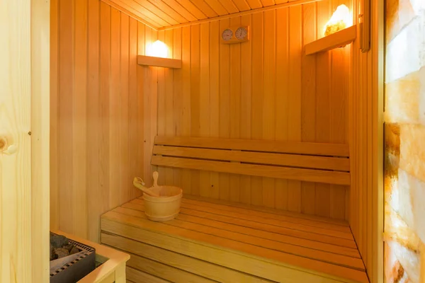 Interior da sauna sueca no centro de bem-estar do hotel — Fotografia de Stock