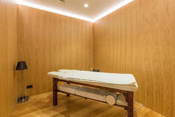 Interior da sala de massagem com mesa no centro de bem-estar do hotel — Fotografia de Stock