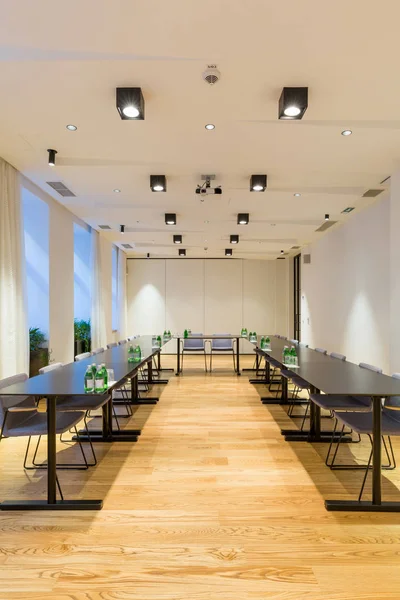 Interior de una sala de conferencias en un hotel — Foto de Stock