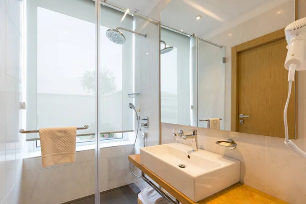 Intérieur d'une salle de bain d'hôtel de luxe avec cabine de douche en verre — Photo