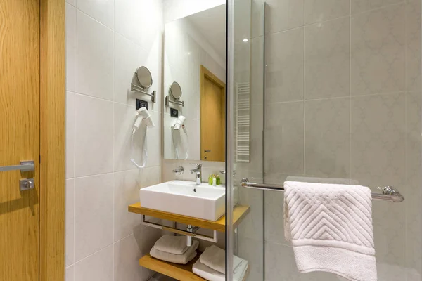 Interior de un lujoso baño de hotel con cabina de ducha de vidrio —  Fotos de Stock