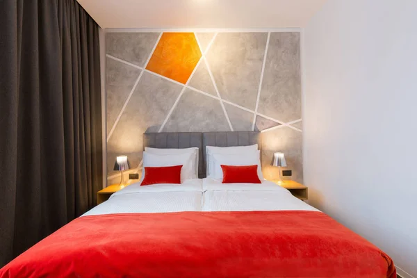 Interieur van een tweepersoons bed hotelkamer — Stockfoto