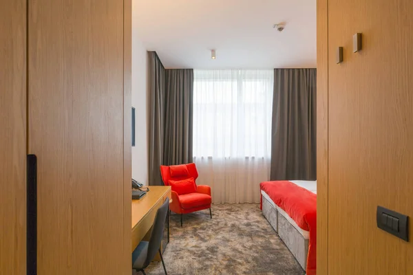 ダブルベッドホテルのベッドルームのインテリア — ストック写真