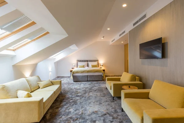 Interior de un loft cama doble habitación de hotel —  Fotos de Stock