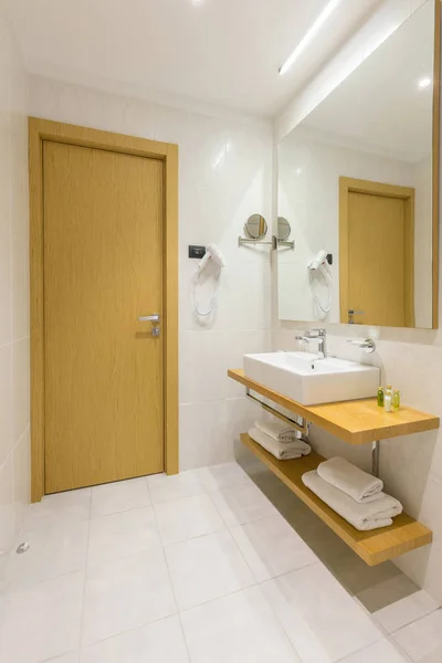 Interior de uma luxuosa casa de banho do hotel com cabine de duche de vidro — Fotografia de Stock