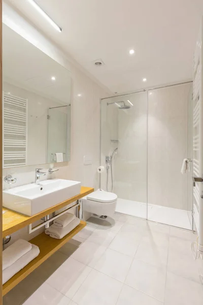 一间有玻璃淋浴房的豪华酒店浴室的内部 — 图库照片