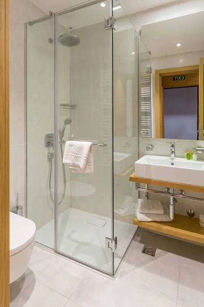 Intérieur d'une salle de bain d'hôtel de luxe avec cabine de douche en verre — Photo