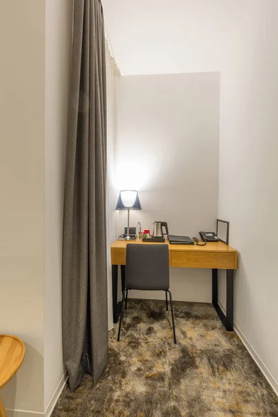 Intérieur d'une chambre d'hôtel, espace de travail — Photo