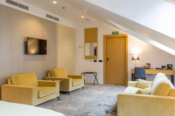 Interiör i ett loft dubbelsäng hotell sovrum — Stockfoto