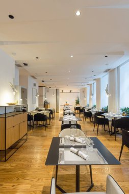 Yeni bir otel restoranının içinde.