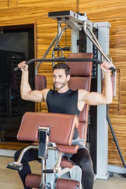 Yakışıklıymış. İniş makinesinde egzersiz yapıyormuş.